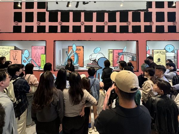 관람객들에게 폭발적 반응을 얻고 있는 '장줄리앙의 종이세상'이 개막 한 달 만에 관람객 수 2만5000명을 돌파하며 장기흥행을 예고했다. 전시장을 가득 채운 관람객들의 모습. /사진=씨씨오씨