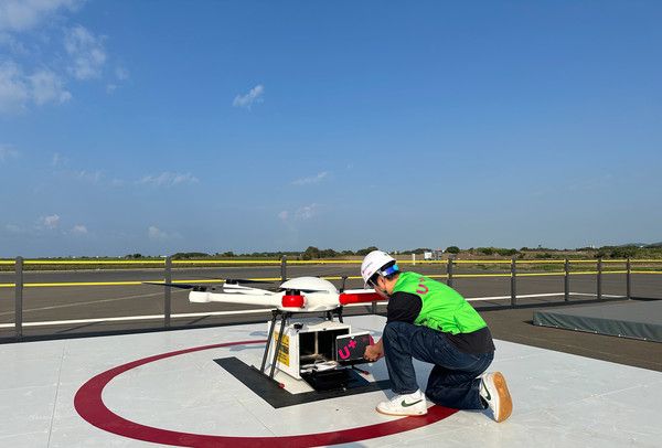 LG유플러스가 통신사 최초로 드론을 활용해 섬 지역에 스마트폰을 배송하는 '스마트폰 드론 배송' 서비스를 시행한다. 사진은 LG유플러스 직원이 제주도에 구축된 '드론배송 거점'에서 드론에 스마트폰을 싣고 있는 모습. /사진=LG유플러스