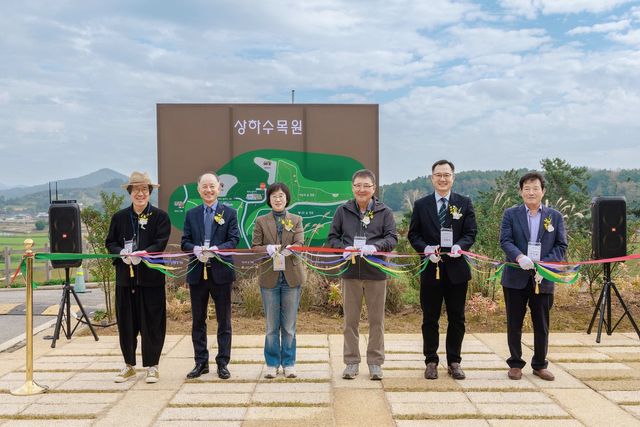 (왼쪽 두번째부터)권태훈 상하농원 대표,&nbsp;김선희 매일유업 대표,&nbsp;김정완 매일홀딩스 대표,&nbsp;김철태 고창부군수 