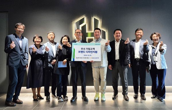 29일 제주시 혼디축산 본사에서 실시한 브랜드 디자인 컨설팅에서 농협은행 박병규 수석부행장(좌측 다섯번째), 혼디축산 김형건 대표(좌측 여섯번째) 및 임직원들이 기념촬영을 하고 있다. /사진=NH농협은행