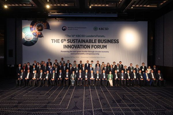 31일 진행된 '제16회 KBCSD 리더스 포럼'에 참석한 관계자들이 기념 촬영을 하고 있다./사진=KBCSD