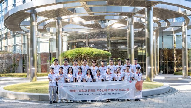 한베ICT대학교의 연수단 학생들이 한화생명의 기업 연수원 '라이프파크'에서 기념촬영을 하고 있다. / 사진=한화생명