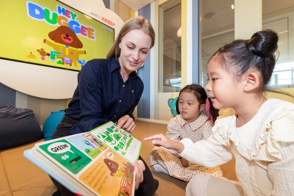 KT가 '소피텔 앰배서더 서울' 투숙객을 대상으로 '키즈랜드 X BBC키즈 영어놀이터' 수업을 진행한다./사진=KT