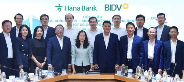 하나은행 하나금융연구소는 지난 11일(현지시각) 베트남 하노이 호안끼엠 소재 BIDV 본점에서 BIDV 연구원과 '그린 파이낸스'를 주제로 공동 컨퍼런스를 개최했다. 이날 컨퍼런스에 참석한 고영렬 하나금융그룹 부사장(사진 앞줄 왼쪽에서 네번째), 정희수 하나금융연구소장(사진 앞줄 왼쪽에서 첫번째), 레 응옥 람(Le Ngoc Lam) BIDV 행장(사진 앞줄 오른쪽에서 네번째), 껀 반 륵(Can Van Luc) BIDV 연구원장(사진 앞줄 오른쪽에서 두번째)이 관계자들과 함께 기념 촬영을 하고 있다. /사진=하나금융연구소