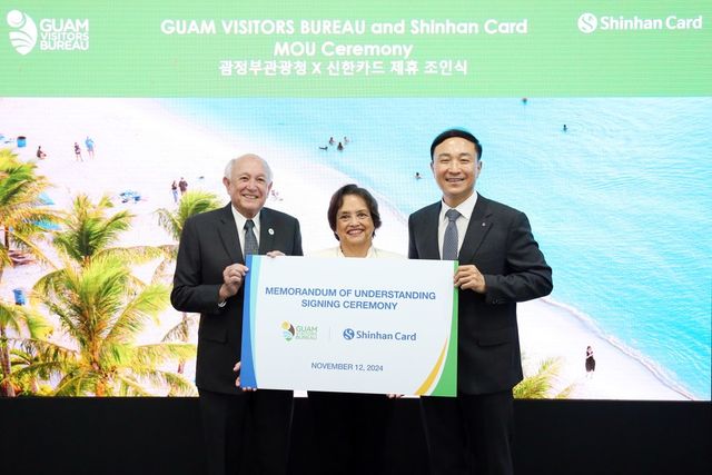 칼 구티에레즈 괌정부관광청장(왼쪽부터), 루 레온 게레로 괌 주지사,&nbsp;문동권 신한카드 사장이&nbsp;기념 촬영을 하고&nbsp;있다. / 사진=신한카드