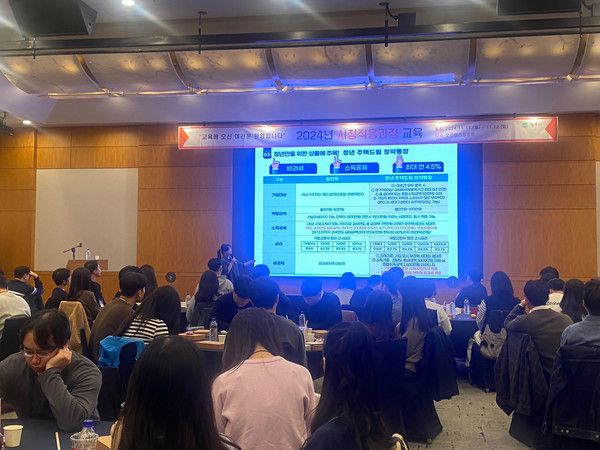 NH농협은행All100자문센터 김정은 전문위원이 원주시 신규 임용된 공무원을 대상으로 금융 세미나를 진행하고 있다.&nbsp;/사진=NH농협은행