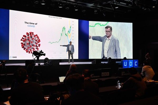 마이클 케이시 전 코인데스크 컨센서스의장 겸 현 DAIS(분산형AI협회) 협회장이 14일 서울 중구 신라호텔에서 열린 'UDC(Upbit D Conference) 2024'에서 기조강연을 하고 있다. /사진=두나무