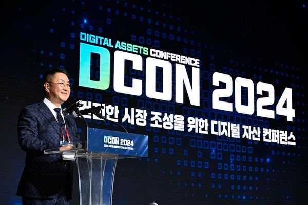 이석우 두나무 대표가 서울 신라호텔에서 열린 두나무 가상자산 학술행사 '디콘 2024'에 참석해 개회사를 하고 있다. /&nbsp; 사진=두나무