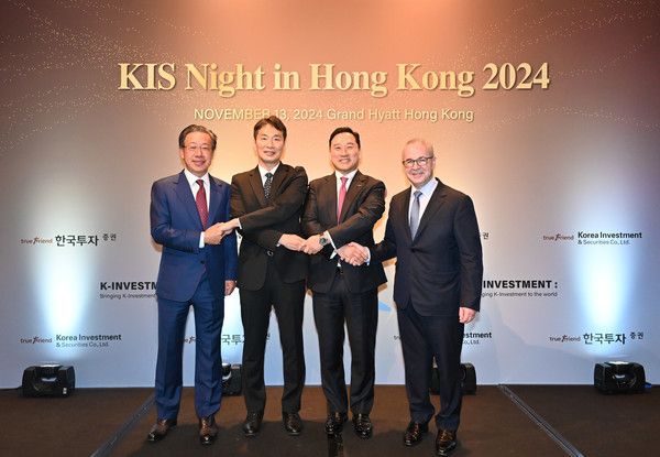 한국투자증권은 지난&nbsp;13일 홍콩에서&nbsp;IR행사&nbsp;'KIS&nbsp;나잇(KIS Night in Hong Kong 2024)'을 개최했다.(왼쪽부터 엑스디 양 칼라일 아시아 회장,&nbsp;이복현 금융감독원장,&nbsp;김성환 한국투자증권 사장,&nbsp;케빈 스니더 골드만삭스 아시아태평양본부 회장) /사진=한국투자증권