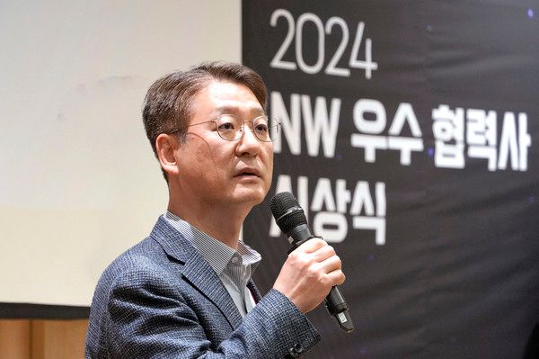 LG유플러스가 전날인 14일 네트워크 분야 협력사를 초청해 '2024 네트워크 우수 협력사 시상식'을 개최했다. 권준혁 LG유플러스 네트워크부문장이 시상식에서 감사 인사를 하고 있다./사진=LG유플러스