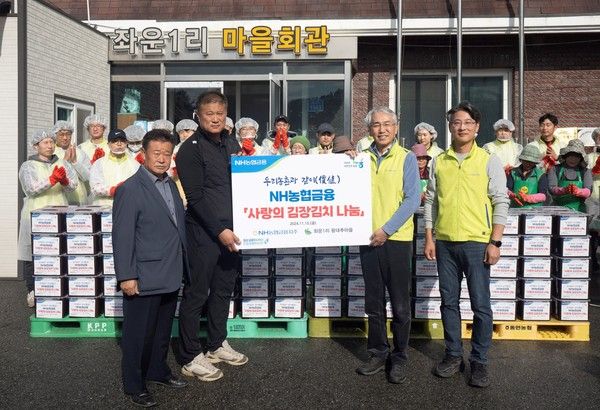 NH농협금융은 15일 강원도 홍천군 왕대추마을에서 사랑의 김장김치 나눔을 실시했다. 이석준 NH농협금융지주 회장(오른쪽에서 두 번째),&nbsp;허남영 영귀미농협 조합장(왼쪽에서 첫 번째), 박성헌 NH농협금융지주&nbsp;경영지원부장(오른쪽에서 첫 번째), 신만철 왕대추마을 이장(왼쪽에서 두 번째)&nbsp;및 NH금융지주 봉사단원들이 기념촬영을 하고 있다. /사진=NH농협금융