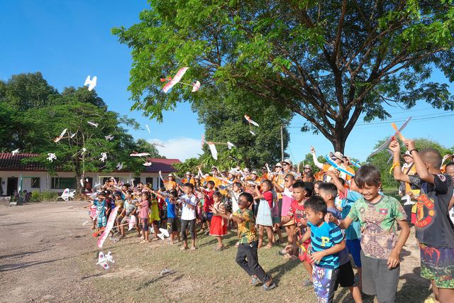 교보다솜이글로벌봉사 단원들과 라오스 나노마을 아이들이 지난달 16일 마을 초등학교 운동장에서 완성된 비행기를 날리고 있다. / 사진=교보생명