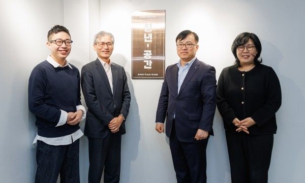 지난 22일 서울시 영등포구 소재 '청년, 공간'에서 진행한 '청년, 공간' 개소식에서 신한은행 조정훈 ESG본부장(왼쪽 세번째), 아름다운재단 한찬희 이사장(왼쪽 두번째), 다다다협동조합 조만성 이사장(왼쪽 첫번째)이 기념촬영하는 모습 /사진=신한은행