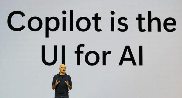 지난 19일(현지시간) 미국 일리노이주 시카고의 마이크로소프트(MS) 연례행사 '이그나이트(Ignite) 2024'에서 사티아 나델라 최고경영자가 기조연설에 나서고 있다. / 사진=AP연합뉴스