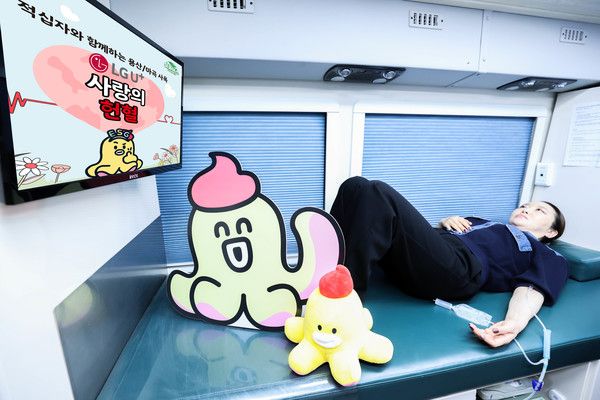 지난 26일 서울 용산구 LG유 플러스 용산사옥에서 LG유플러스 직원이 대한적십자사 헌혈버스에 누워 채혈을 하고 있다./사진=LG유플러스