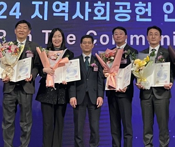 신한카드는 27일 오전 서울 용산구 서울드래곤시티에서 열린 '2024년 지역사회공헌 인정의 날' '지역사회공헌 인정제' 시상식에서 6년 연속 인정기업으로 선정됨과 동시에 보건복지부장관상을 수상했다고 밝혔다. 신한카드 박희철 브랜드전략본부장(오른쪽에서 두번째)이 보건복지부 은성호 인구사회서비스정책실장(가운데)과 함께 수상 기념사진을 찍고 있다. /사진=신한카드