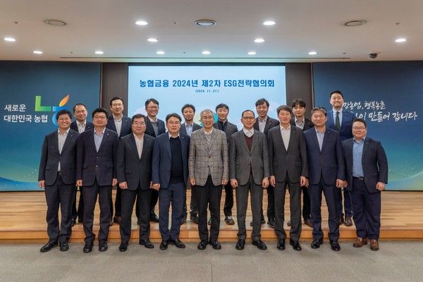 농협금융은 27일 서울 중구 본사에서 '제2차 농협금융 ESG전략협의회'를 개최했다. 이석준 NH농협금융지주 회장(앞줄 왼쪽에서 다섯 번째)&nbsp;및 ESG담당 임직원들이 기념촬영을 하고 있다. /사진=농협금융