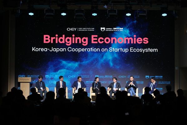 4일 열린 최종현학술원 '한일 경제협력 컨퍼런스' 스타트업 세션에서 (왼쪽부터) 이경훈 일본 글로벌브레인 한국대표, 마에카와 나오유키 일본무역진흥기구 서울사무소장, 이한주 뉴베리 글로벌 대표이사 회장, 박정은 스타트업 얼라이언스 이사, 미야자와 겐 일본 야후 재팬 전무이사, 윌 리 AWS 스타트업 에코시스템 동아시아 총괄, 우마다 타카아키 도쿄대 FoundX 프로그램 총괄이 대담하고 있다. /사진=최종현학술원