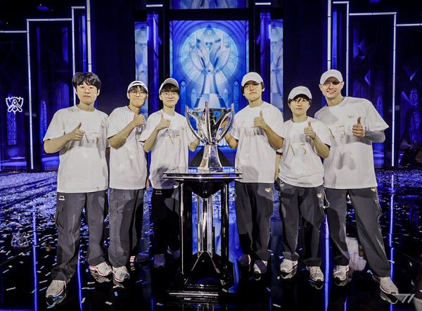 한국 대표 e스포츠팀 'T1'이 2일(현지시각) 영국 런던에서 열린 롤드컵에서 우승하며 통산 5회 우승의 쾌거를 이뤘다. 사진은 롤드컵 우승 직후 함께 포즈를 취한 T1 선수단. (왼쪽부터) '제우스' 최우제, '오너' 문현준, '페이커' 이상혁, '구마유시' 이민형, '케리아' 류민석, '레클레스' 마틴 라르손. /사진=T1