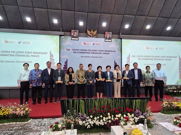 지난 4일 인도네시아 발리에서 열린 한국 금융감독원(FSS)과 인도네시아 금융감독청(OJK)이 공동 주최하는 '금융사기 방지 및 금융 이해력 향상' 국제 워크숍에서 신한은행 박현주 소비자보호그룹장(오른쪽에서 다섯번째), 금융감독원 김미영 금융소비자보호처장(왼쪽에서 일곱번째), 인도네시아 금융감독청 프리데리카 위디야사리 데위 소비자보호 담당 최고 책임자(왼쪽에서 여덟번째)와 관계자들이 기념촬영하는 모습 /사진=신한은행