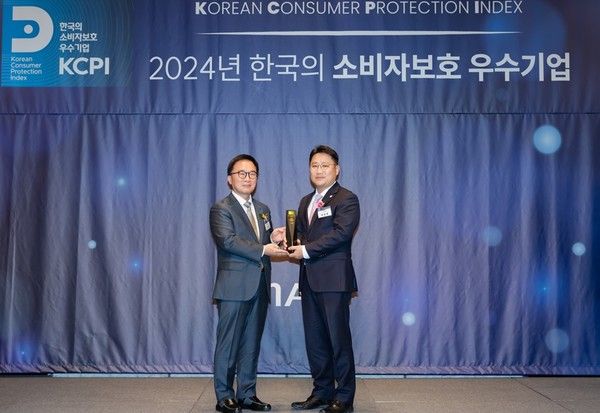 지난 5일 서울시 중구 더 플라자호텔에서 진행된 '2024년 한국의 소비자보호 우수기업' 시상식에서 신한은행 소비자보호부 최승훈 부장(오른쪽), 한국능률협회컨설팅 한수희 대표이사가 기념촬영하는 모습 /사진=신한은행