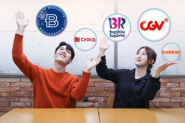 LG유플러스 월 정기 멤버십 혜택 프로그램 '유플투쁠' 이용 고객의 누적 참여 건수가 700만건을 돌파했다. LG유플러스 직원들이 유플투쁠 혜택을 소개하고 있다./사진=LG유플러스