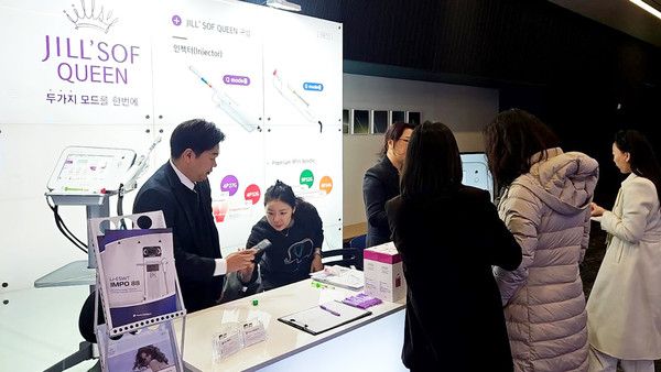 휴온스메디텍 전시 부스에서 관계자들이 참관객에게 제품을 선보이고 있다. 사진=휴온스메디텍