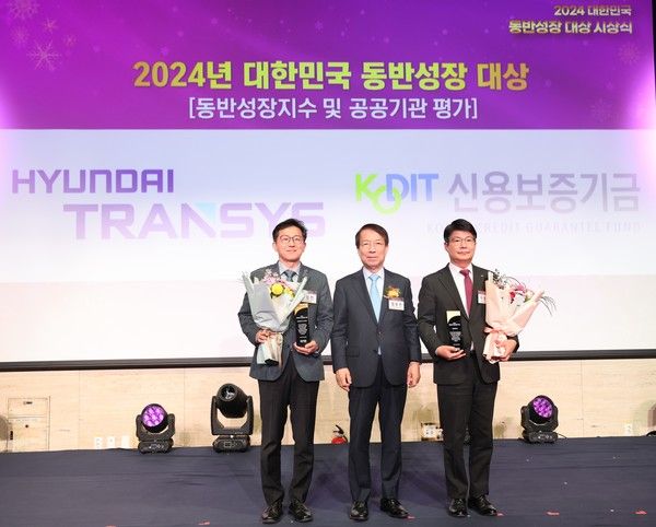 이성주 신용보증기금 전무이사(왼쪽에서 세 번째)가 '2024년 대한민국 동반성장 대상' 시상식에서 동반성장지수 및 공공기관평가 부문 대상을 수상하고 기념촬영을 하고 있다. /사진=신용보증기금