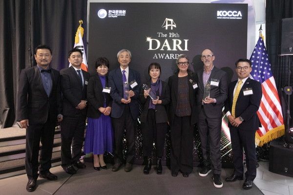 한국 콘텐츠의 미국 시장 확산에 기여한 개인과 기업을 선정해 상을 주는 '제19회 다리 어워드'(Dari Awards)가 현지 시간 10일 LA 코리아센터에서 열렸다. 사진은 수상자들과 다리 어워드 측 관계자들의 모습. /사진=참컴 USA