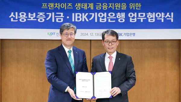 최원목 신용보증기금 이사장(왼쪽)과 김성태 기업은행장(오른쪽)이 지난 13일 기업은행 본사에서 '프랜차이즈 전용 매출채권보험 및 연계 대출 활성화를 위한 업무협약'을 체결하고 기념촬영을 하고 있다. /사진=신용보증기금