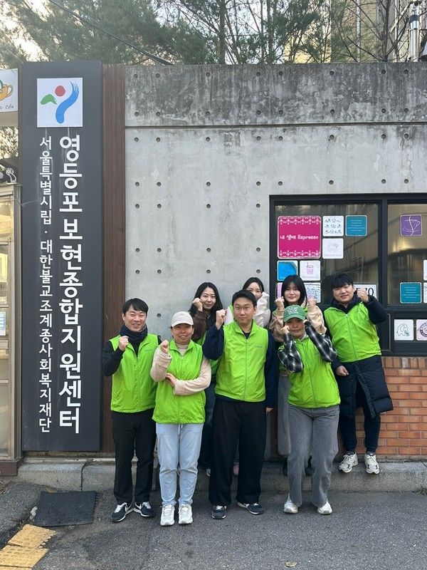 NH농협캐피탈 임직원 자율봉사단 반듯이(e)&nbsp;단원들이 14일 영등포보현종합지원센터를 방문해 급식봉사를 하고 기념촬영을 하고 있다. /사진=NH농협캐피탈