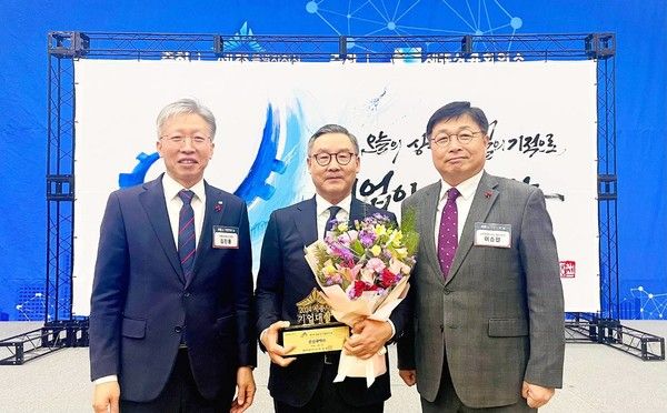 세종상공회의소 김진동 회장, 신신제약 대표이사 이병기 사장, 세종특별자치시시 이승원 경제부시장이 사진을 찍었다./사진=신신제약