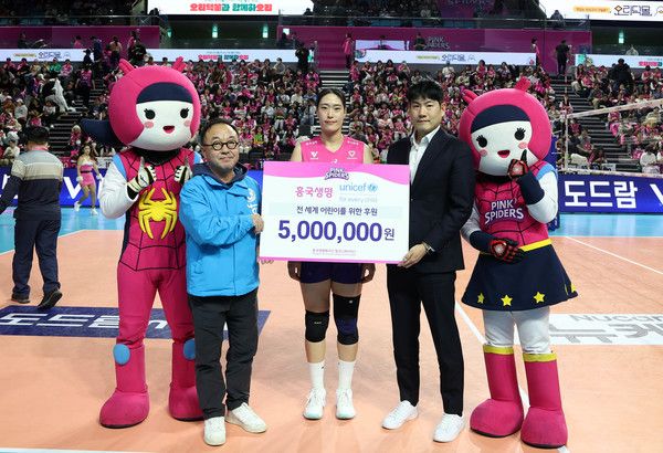 흥국생명 이승희 인사팀장(오른쪽),&nbsp;흥국생명배구단 최은지 선수(가운데)가&nbsp;17일 인천 삼산체육관에서 열린 유니세프 한국위원회 후원금 전달식 참석했다. /사진=흥국생명