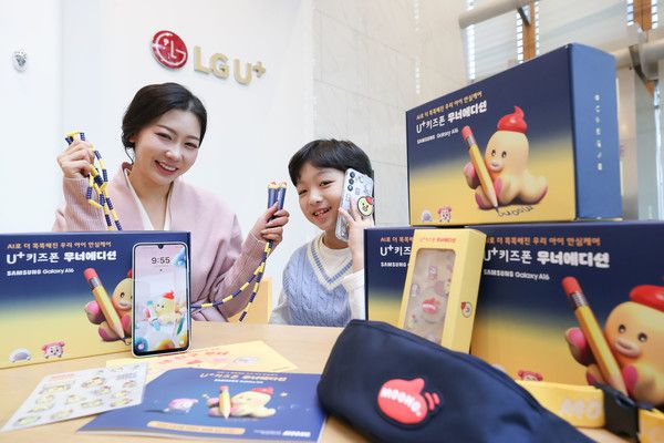 LG 유플러스가 자체 캐릭터를 활용한 'U+키즈폰 무너 에디션'을 19일 출시했다. LG유플러스 모델이 U+키즈폰 무너 에디션을 소개하고 있다./사진=LG유플러스