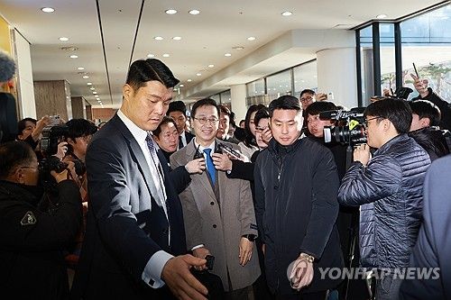 박재현 한미약품 대표가 19일 오전 서울시교통회관에서 열린 한미약품 임시주주총회에서 입장하고 있다. /사진= 연합뉴스&nbsp;