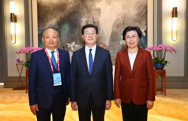 오협회 노연홍 회장(왼쪽부터) 장 슈양 PhIRDA 이사장이 MOU 체결 후 기념사진을 촬영하고 있다. /사진=&nbsp;한국제약바이오협회