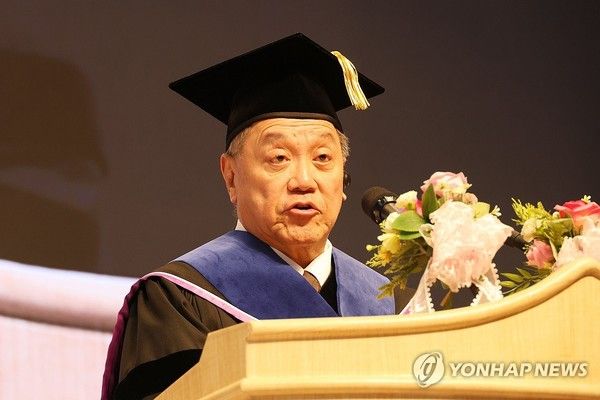 지난 4월 16일 대전 유성구 한국과학기술원(KAIST)에서 열린 학위수여식에서 미국 반도체기업 브로드컴 혹 탄 최고경영자 겸 회장이 명예박사 학위를 받은 뒤 졸업 연설을 하고 있다. / 사진=연합뉴스