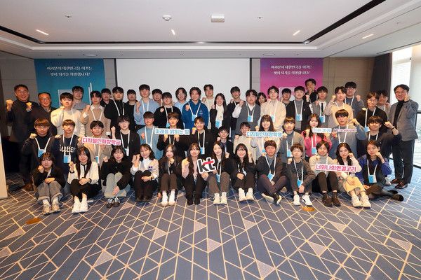 KT가 20일 송파구 소피텔 앰배서더 서울에서 KT디지털인재장학생 활동 공유회를 열었다. KT디지털인재장학생들이 활동 공유회 행사 후 기념 촬영을 하는 모습. /사진=KT