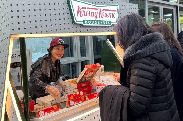 지난 21일 롯데GRS가 서울특별시 어린이병원의 발달장애 아동과 가족들을 위해 간식 선물을 전했다. /사진=&nbsp;롯데GRS