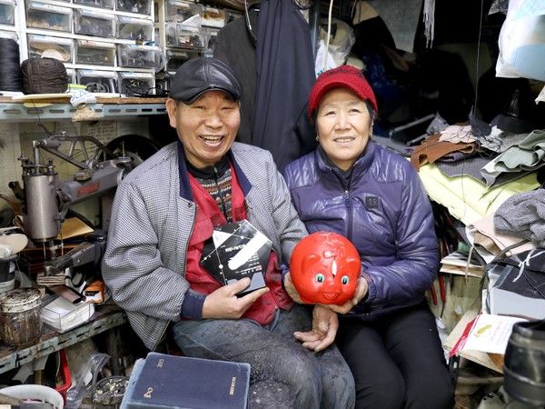 KT그룹 희망나눔재단은 올해 마지막 희망나눔인상으로 구두 수선비를 모아 나눔을 실천해 온 김주술씨와 최영심씨 부부를 선정했다./사진=KT그룹