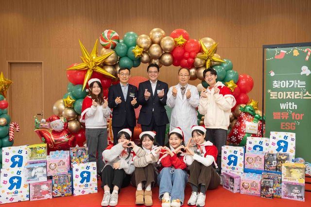 23일 경기도 하남시에 위치한 보바스병원에서 진행한 '찾아가는 토이저러스' 행사에서 관계자들과 롯데 지주 대학생 봉사단 '밸류 for ESG' 단원들이 기념촬영을 하고 있다.&nbsp;왼쪽 두번째부터 박종우 롯데의료재단 사무국장, 진주태 롯데마트·슈퍼 준법지원부문장, 윤연중 보바스병원장. / 사진=롯데마트·슈퍼