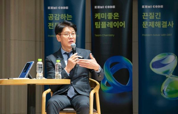 KT&nbsp;위즈 이강철 감독이 케이뱅크 임직원을 대상으로 리더십 강의를 진행하고 있다. /사진=케이뱅크