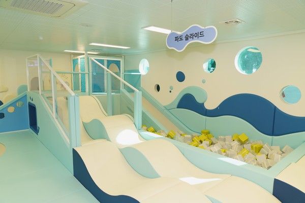 전라남도 여수시 화양면 나진초등학교 용창분교에 mom편한 놀이터 27호점을 개소했다 /사진=롯데