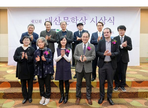 지난달 28일 서울 중구 프레지던트호텔에서 열린 '제32회 대산문학상 시상식'에서 신창재 대산문화재단 이사장(교보생명 대표이사 겸 이사회 의장)과 대산문학상 수상자 및 관계자들이 기념 촬영을 하고 있다.&nbsp;(앞줄 왼쪽부터) 나희덕 시인, 시 부문 수상자 강은교 시인, 소설 부문 수상자 김희선 소설가, 평론 부문 수상자 서영채 평론가, 번역 부문 수상자 알바로 트리고 말도나도 번역가, (뒷줄 왼쪽부터) 시 부문 심사위원 정명교 평론가, 소설 부문 심사위원장 이승우 소설가, 평론 부문 심사위원장 윤지관 평론가, 번역 부문 심사위원장 전기순 명예교수, 신창재 이사장, 이광호 평론가 /사진=대산문화재단