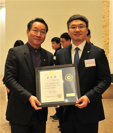 (왼쪽부터) 유정복 인천광역시장, 모아저축은행 김진백 대표이사 /사진=모아저축은행