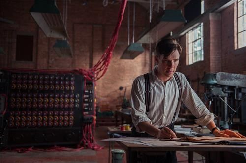 영화 '이미테이션 게임'의 한 장면. 천재 물리학자 앨런 튜닝(Alan Turing) 역할을 한 배우 베네딕트 컴버배치(Benedict Cumberbatch)의 뒤에 있는 큰 기계가 '콜로서스'다. / 사진=연합뉴스