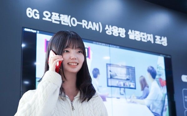 LG유플러스는 국립금오공과대학교 캠퍼스에 오픈랜(Open RAN) 상용망을 구축하고, 글로벌 오픈랜 기술실증 행사인 '플러그페스트'(PlugFest)에서 성과를 공개했다. 사진은 금오공대 학생이 오픈랜 상용망을 통해 5G 스마트폰을 통화를 하고 있는 모습. /사진=LG유플러스