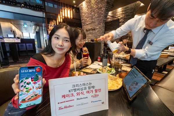 KT가 연말을 위한 12월 멤버십 혜택을 마련했다. 서울 중구에 위치한 매드포갈릭 매장에서 KT 고객들이 12월 크리스마스 컬렉션 멤버십 할인을 이용하고 있다./사진=KT