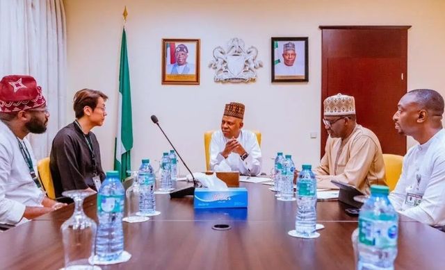 글루와는 10일 오태림 글루와 대표(왼쪽 두번째)가 카림 셰티마 나이지리아 부통령(가운데)을 공식 방문해 &nbsp;나이지리아의 디지털 환경을 개선하기 위한 협력 방안을 주제로 환담을 나눴다고 밝혔다. / 사진=글루와