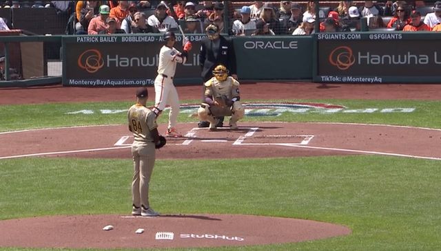 이정후 선수가 지난 5일 한화생명 로고가 보이는 오라클 파크에서 열린 샌디에이고 파드리스와의 경기에서 1회말 타석에 들어서 있다. / 사진=한화생명